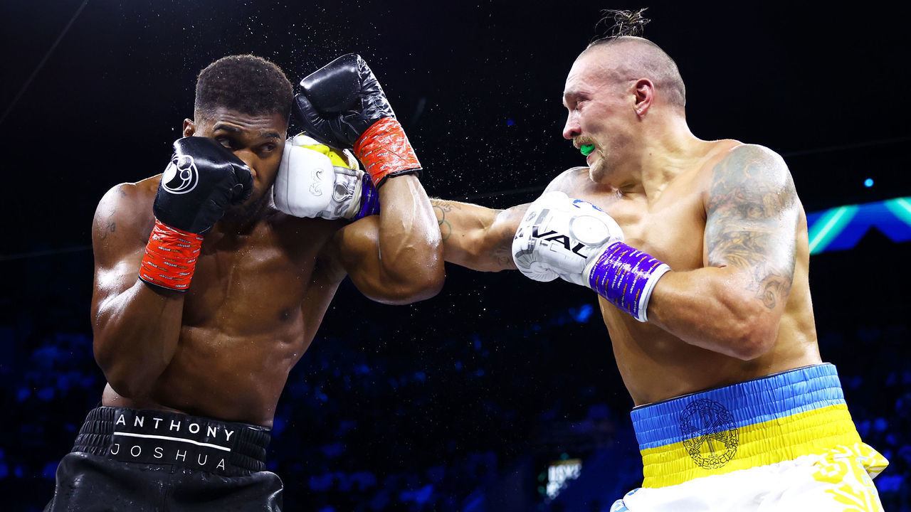JEDDAH, SAUDI ARABIA - AUGUST 20: Oleksandr Usyk punches Anthony Joshua during their World Heavyweight Championship fight during the Rage on the Red Sea Heavyweight Title Fight at King Abdullah Sports City Arena on August 20, 2022 in Jeddah, Saudi Arabia.