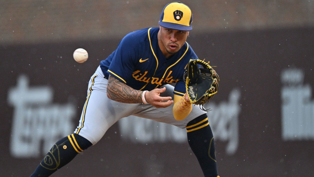 CHICAGO, IL - AUGUST 20: Kolten Wong #16 of the Milwaukee Brewers takes the throw at second base for the force out in the sixth inning against the Chicago Cubs at Wrigley Field on August 20, 2022 in Chicago, Illinois. Chicago defeated Milwaukee 6-5 in 11innings.