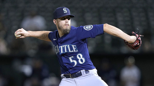 OAKLAND, CALIFORNIA - JUNE 21: Ken Giles #58 of the Seattle Mariners pitches against the Oakland Athletics in the bottom of the ninth inning at RingCentral Coliseum on June 21, 2022 in Oakland, California.