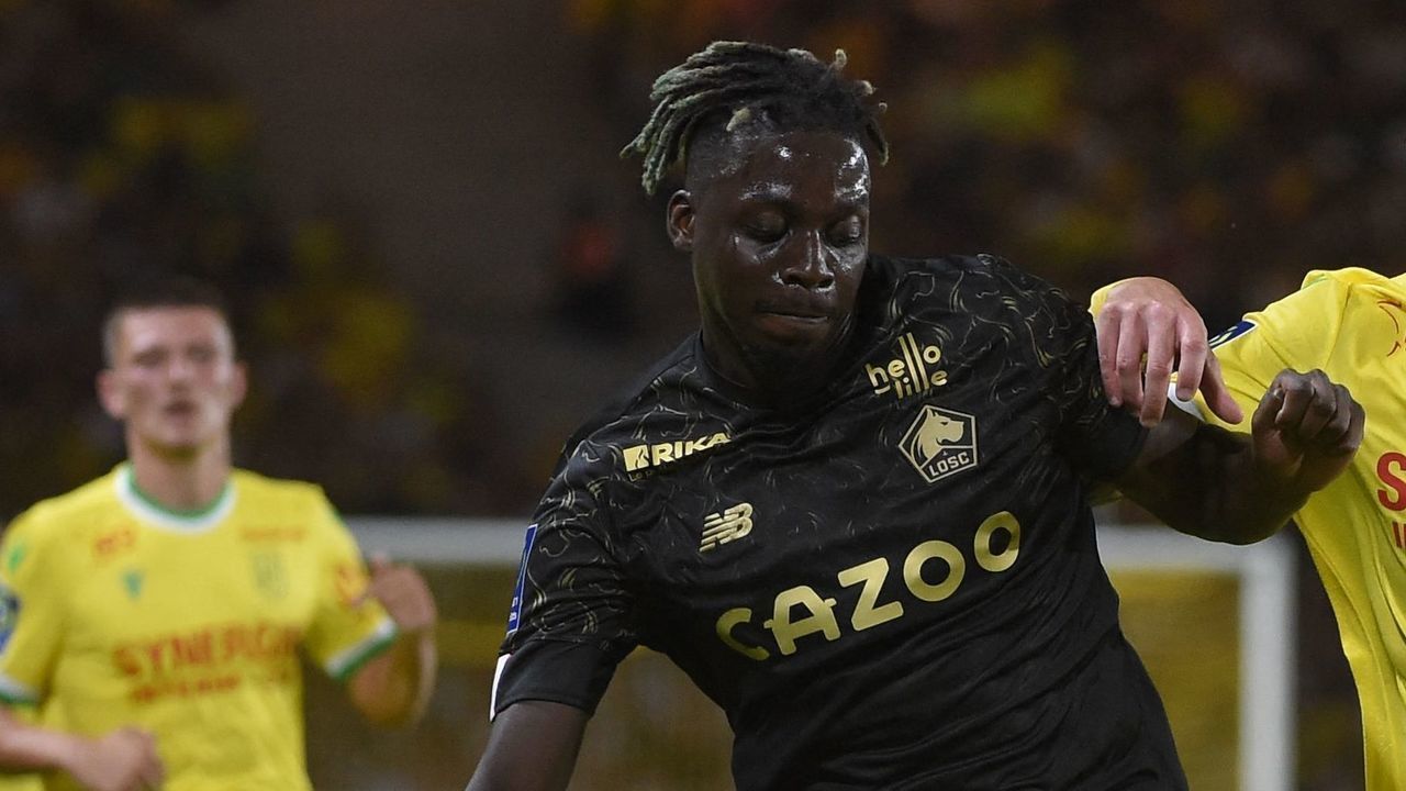 Lille's Franco-Guinean forward Mohamed Bayo (L) fights for the ball with Nantes' French defender Nicolas Pallois during the French L1 football match between FC Nantes and LOSC Lille at the Stade de la BeaujoireLouis Fonteneau in Nantes, western France on August 12, 2022.