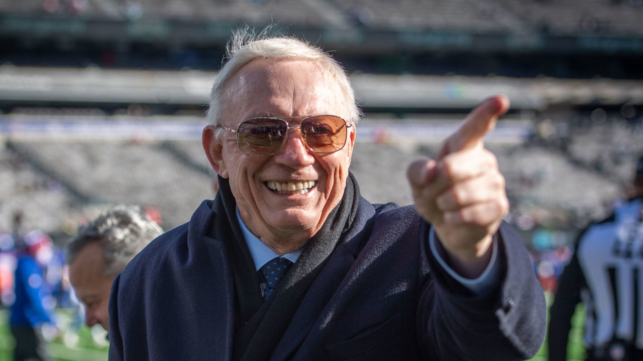 Est Rutherford, N.Y.: Dallas Cowboys owner Jerry Jones on the field reacting to fans before a game against the New York Giants at MetLife Stadium in East Rutherford, New Jersey on Dec. 19, 2021.