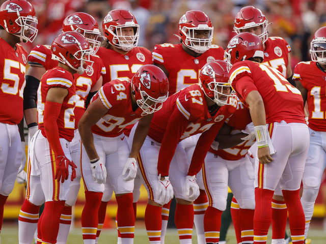 Patrick Mahomes, Chiefs honor Hall of Famer Len Dawson during Kansas City's  final preseason game 