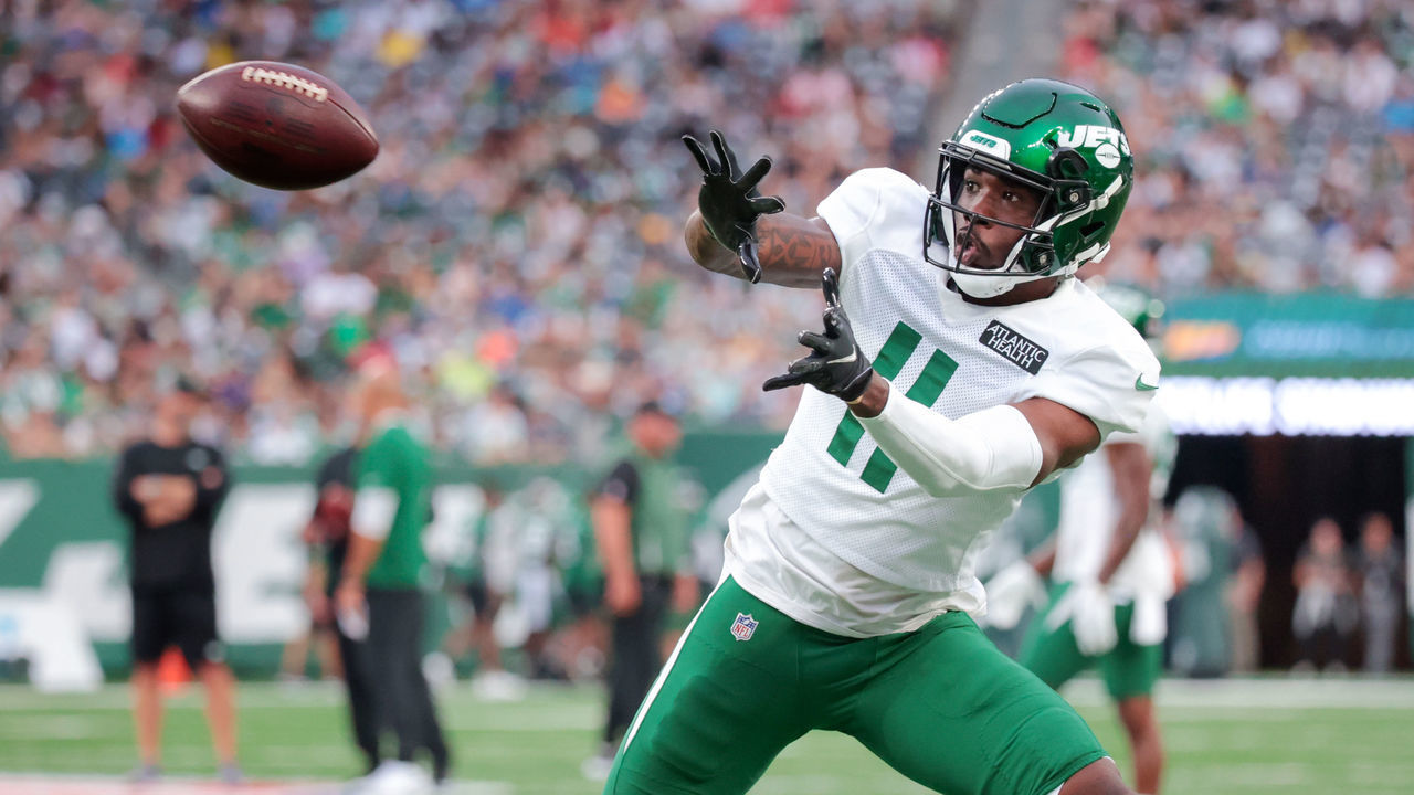 EAST RUTHERFORD, NJ - AUGUST 07: New York Jets Wide Receiver Denzel Mims (11) makes a catch during the the New York Jets Green & White Practice on August 7, 2021 at MetLife Stadium in East Rutherford, NJ.