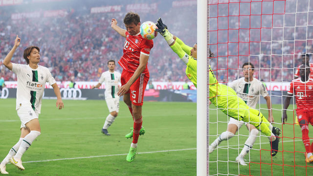 MUNICH, GERMANY - AUGUST 27: Thomas Muller of Bayern Munich shoots while under pressure from Yann Sommer of Borussia Monchengladbach during the Bundesliga match between FC Bayern München and Borussia Mönchengladbach at Allianz Arena on August 27, 2022 in Munich, Germany.