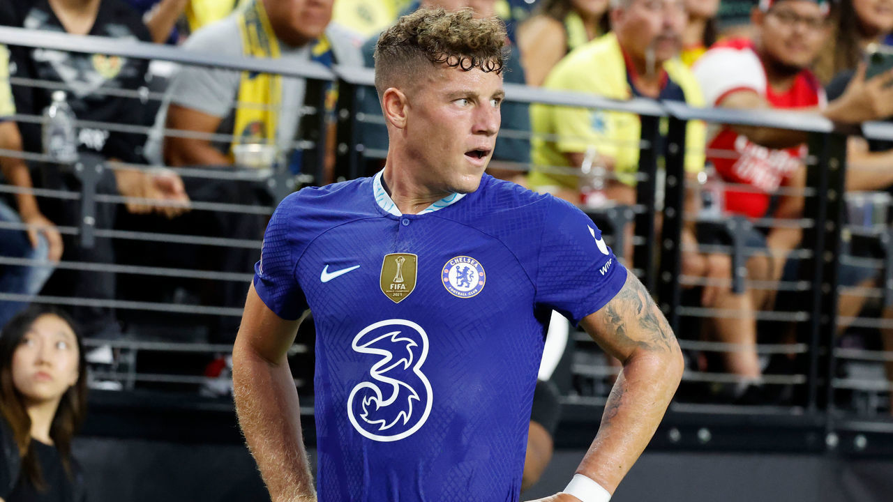 LAS VEGAS, NV - JULY 16: Ross Barkley (18) of Chelsea looks over pitch prior to a corner kick during a friendly match between Chelsea F.C. Blues of the Premier League and Club America (Las Aguilas) of the Liga MX as part of the FC Series Clash of Nations 2022 on July 16, 2022 at Allegiant Stadium in Las Vegas, Nevada.