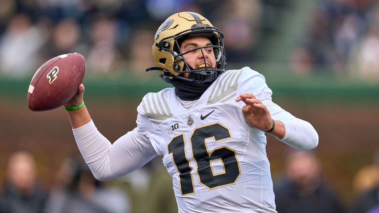 CHICAGO, IL - NOVEMBER 20: Purdue Boilermakers quarterback Aidan O'Connell (16) looks to throw the football during a game between the Northwestern Wildcats and the Purdue Boilermakers on November 20, 2021 at Wrigley Field in Chicago, IL.