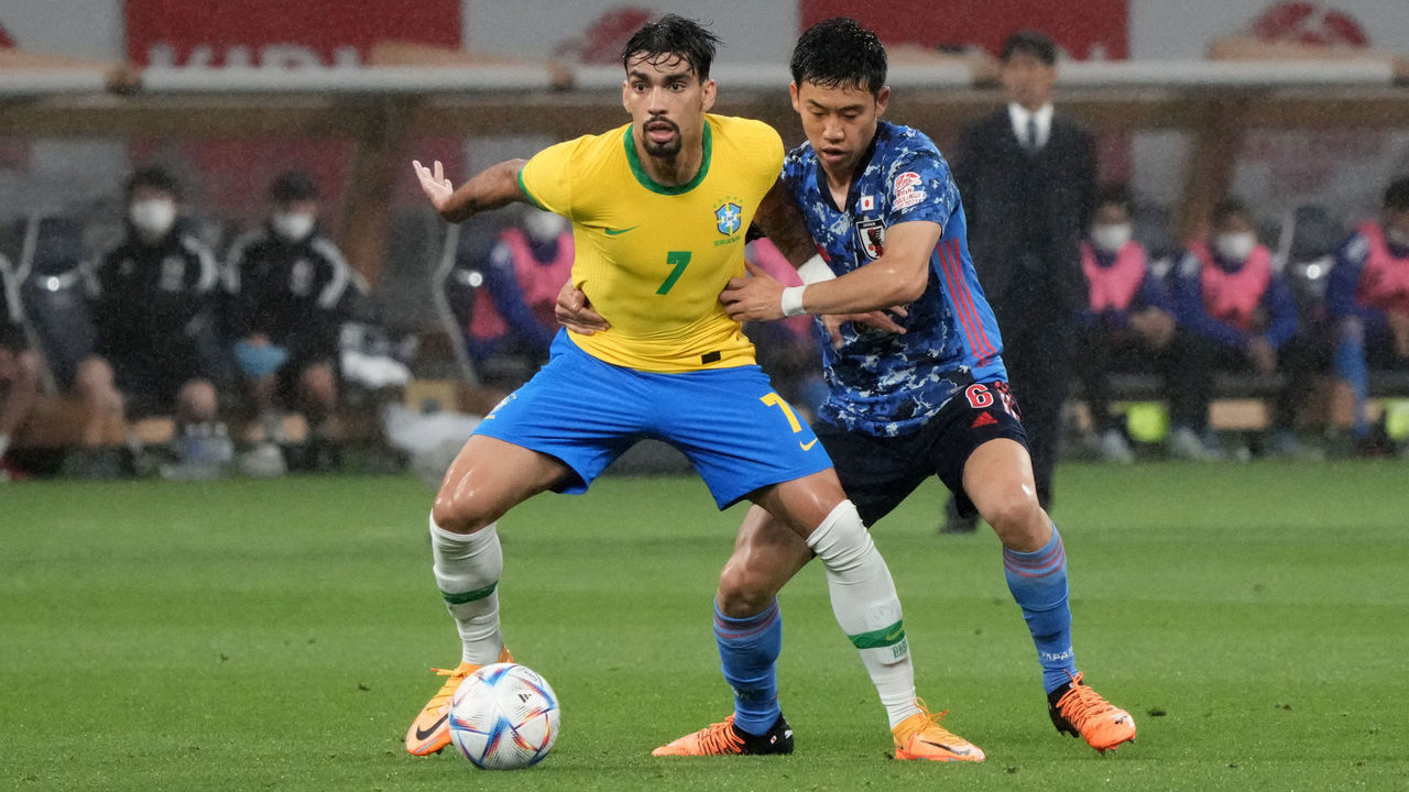TOKYO, JAPAN - JUNE 06: Lucas Paqueta of Brazil controls the ball under pressure of Wataru Endo of Japan during the international friendly match between Japan and Brazil at National Stadium on June 6, 2022 in Tokyo, Japan.