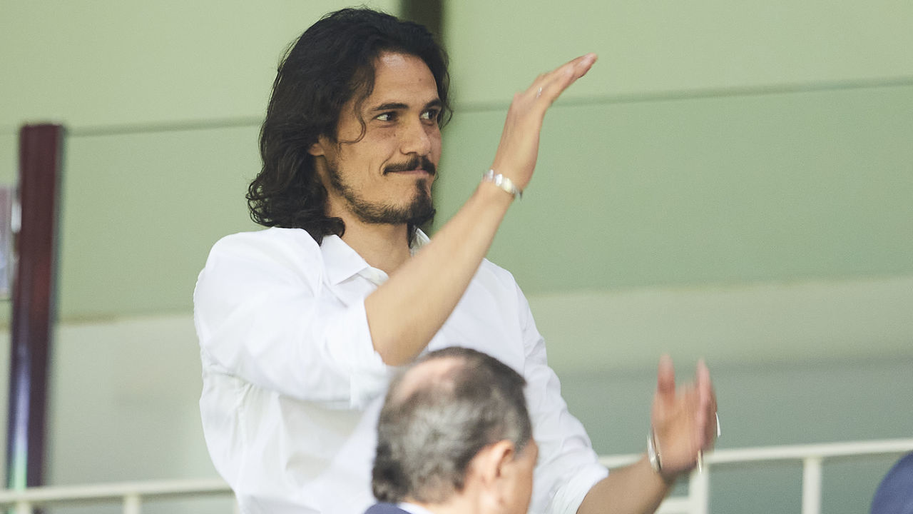 VALENCIA, SPAIN - AUGUST 29: Edinson Cavani of Valencia CF cheers from the box prior the LaLiga Santander match between Valencia CF and Atletico de Madrid at Estadio Mestalla on August 29, 2022 in Valencia, Spain.