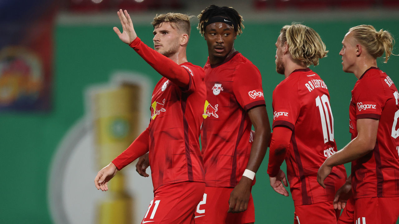 30 August 2022, Saxony, Leipzig: Soccer: DFB Cup, 1st round, RB Leipzig - FC Teutonia Ottensen at Red Bull Arena. Timo Werner (l) of RB Leipzig celebrates with his teammates after scoring the 1:0 goal. Photo: Jan Woitas/dpa