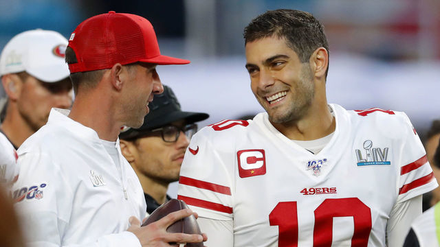 MIAMI, FLORIDA - FEBRUARY 02: Head coach Kyle Shanahan of the San Francisco 49ers talks with Jimmy Garoppolo #10 prior to Super Bowl LIV against the Kansas City Chiefs at Hard Rock Stadium on February 02, 2020 in Miami, Florida.