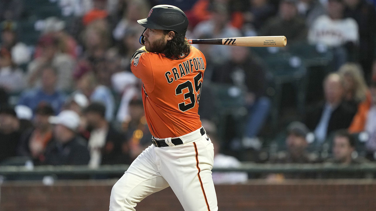 SAN FRANCISCO, CALIFORNIA - SEPTEMBER 02: Brandon Crawford #35 of the San Francisco Giants hits an rbi single scoring Wilmer Flores #41 against the Philadelphia Phillies in the bottom of the first inning at Oracle Park on September 02, 2022 in San Francisco, California.