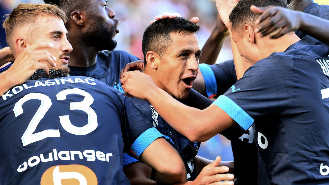 Marseille's Chilean forward Alexis Sanchez (C) celebrates with teammates after scoring his team's second goal during the French L1 football match between AJ Auxerre and Olympique Marseille (OM) at Stade de l'Abbe-Deschamps in Auxerre, central France on September 3, 2022.