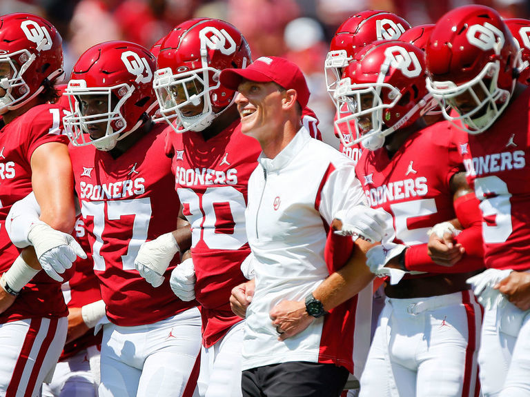 No. 9 Oklahoma thumps UTEP in Venables' coaching debut - Vimarsana News