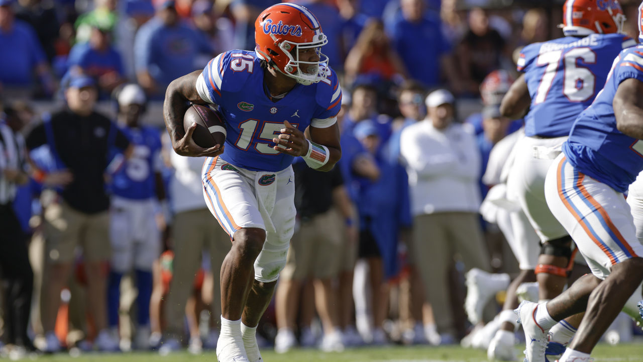 JACKSONVILLE, FL - OCTOBER 30: Florida Gators quarterback Anthony Richardson (15) runs with the ball during the game between the Georgia Bulldogs and the Florida Gators on October 30, 2021 at TIAA Bank Field in Jacksonville, Fl.