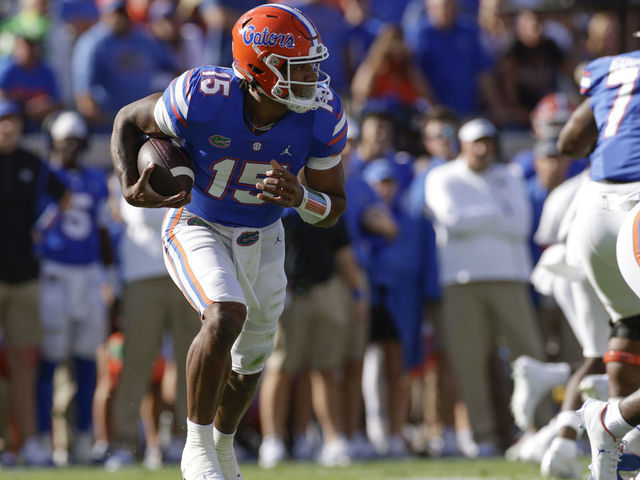 JACKSONVILLE, FL - OCTOBER 30: Florida Gators quarterback Anthony Richardson (15) runs with the ball during the game between the Georgia Bulldogs and the Florida Gators on October 30, 2021 at TIAA Bank Field in Jacksonville, Fl.