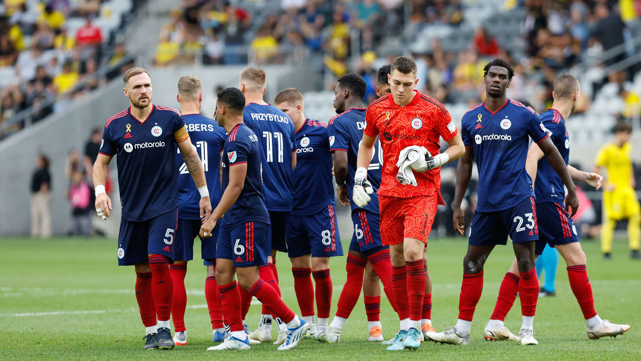 COLUMBUS, OH - SEPTEMBER 03: Chicago Fire goalkeeper Gabriel Slonina (1) with his team during the first half in a match between the Columbus Crew and the Chicago Fire on September 3, 2022, at Lower.com Field in Columbus, Ohio.