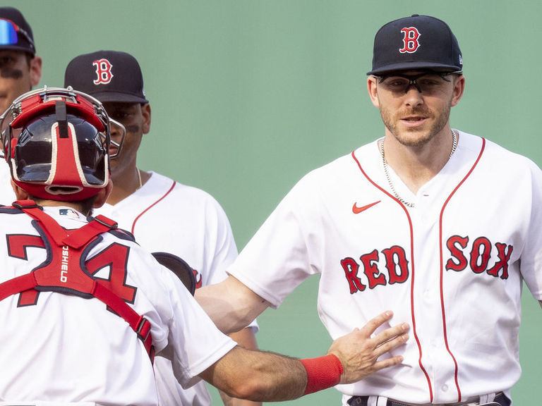 Astros hold off Red Sox to complete first sweep at Fenway Park