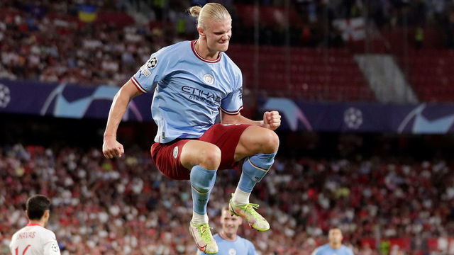 SEVILLA, SPAIN - SEPTEMBER 6: Erling Haaland of Manchester City scores the third goal 0-3 during the UEFA Champions League match between Sevilla v Manchester City at the Estadio Ramon Sanchez Pizjuan on September 6, 2022 in Sevilla Spain