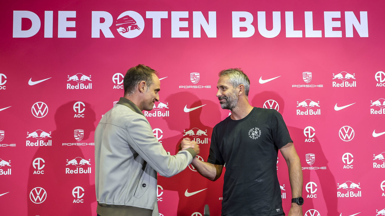 08 September 2022, Saxony, Leipzig: Fußball Bundesliga: Oliver Mintzlaff, Managing Director (l) welcomes Marco Rose as RB Leipzig's new coach at the training center. Photo: Jan Woitas/dpa - IMPORTANT NOTE: In accordance with the requirements of the DFL Deutsche Fußball Liga and the DFB Deutscher Fußball-Bund, it is prohibited to use or have used photographs taken in the stadium and/or of the match in the form of sequence pictures and/or video-like photo series.