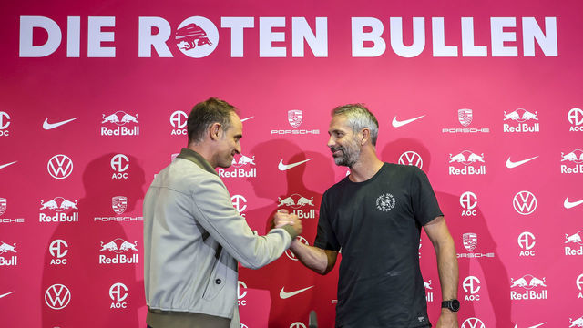 08 September 2022, Saxony, Leipzig: Fußball Bundesliga: Oliver Mintzlaff, Managing Director (l) welcomes Marco Rose as RB Leipzig's new coach at the training center. Photo: Jan Woitas/dpa - IMPORTANT NOTE: In accordance with the requirements of the DFL Deutsche Fußball Liga and the DFB Deutscher Fußball-Bund, it is prohibited to use or have used photographs taken in the stadium and/or of the match in the form of sequence pictures and/or video-like photo series.