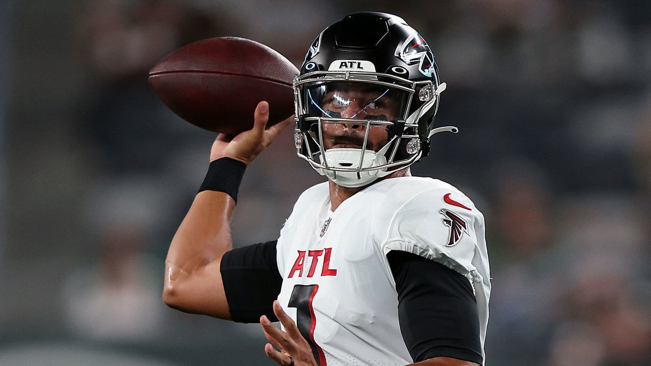 EAST RUTHERFORD, NEW JERSEY - AUGUST 22: Quarterback Marcus Mariota #1 of the Atlanta Falcons passes during the 1st quarter of the preseason game against the New York Jets at MetLife Stadium on August 22, 2022 in East Rutherford, New Jersey.