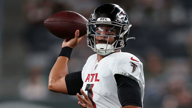 EAST RUTHERFORD, NEW JERSEY - AUGUST 22: Quarterback Marcus Mariota #1 of the Atlanta Falcons passes during the 1st quarter of the preseason game against the New York Jets at MetLife Stadium on August 22, 2022 in East Rutherford, New Jersey.