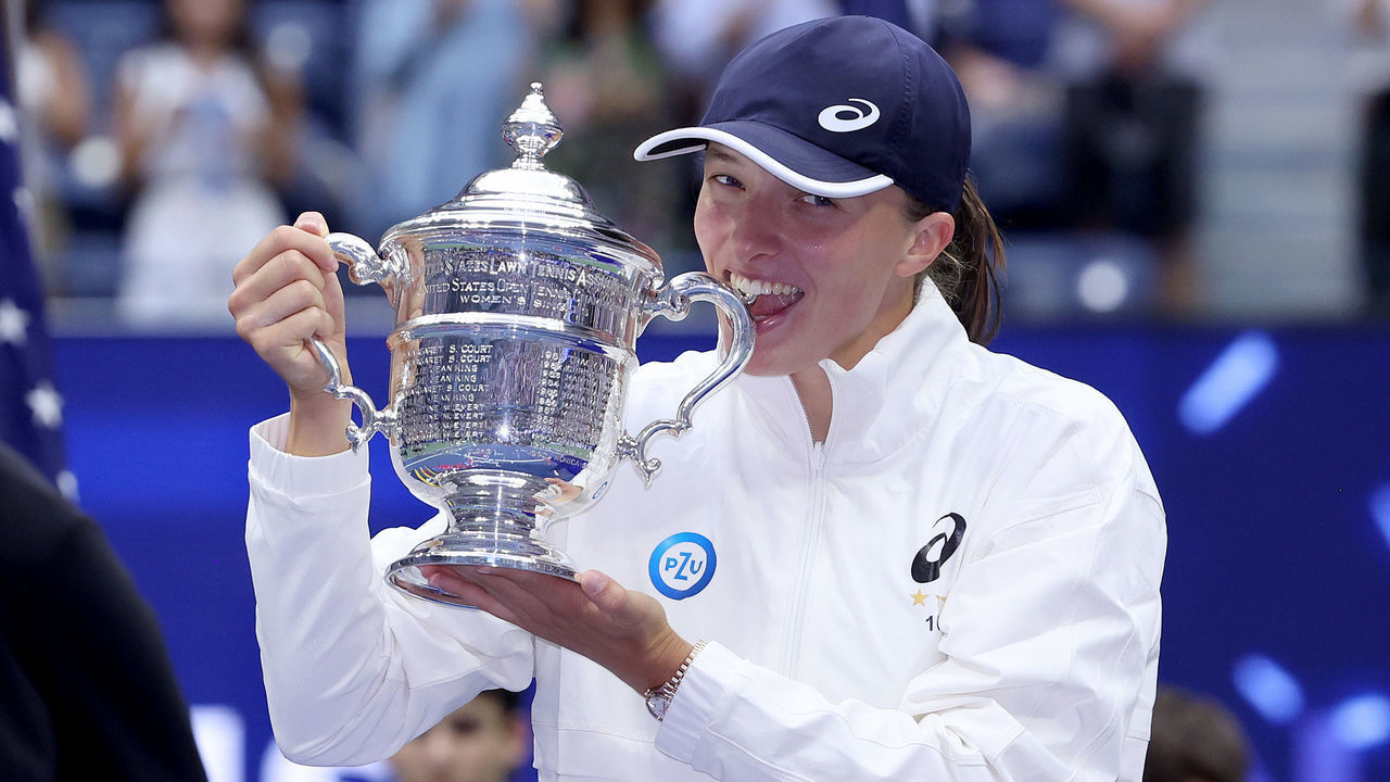 NEW YORK, NEW YORK - SEPTEMBER 10: Iga Swiatek of Poland celebrates with the championship trophy after defeating Ons Jabeur of Tunisia during their Women’s Singles Final match on Day Thirteen of the 2022 US Open at USTA Billie Jean King National Tennis Center on September 10, 2022 in the Flushing neighborhood of the Queens borough of New York City.
