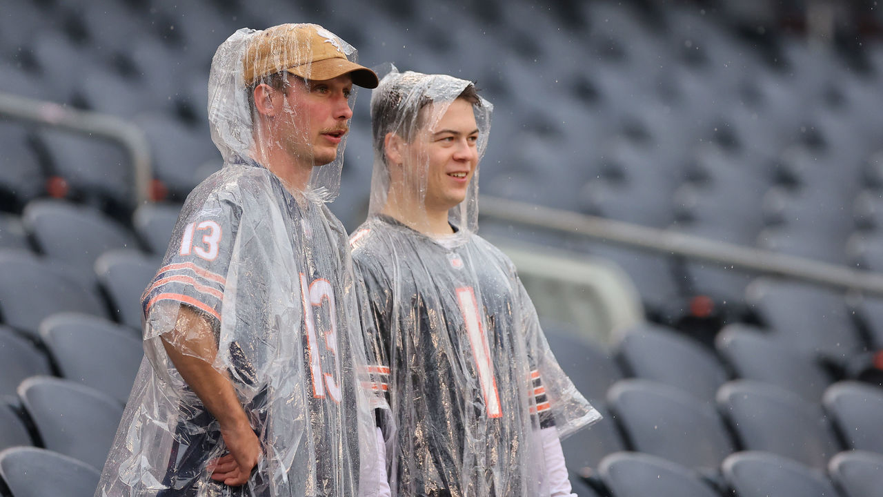 Bears holder called for unsportsmanlike conduct for trying to dry soggy  field with towel