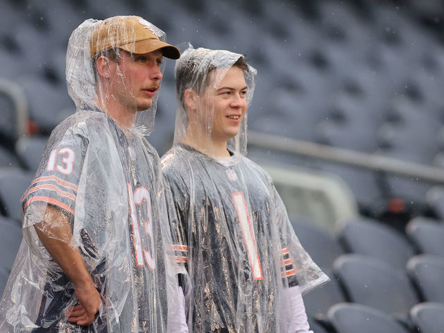 Bears penalized for using towel on soggy field before FG try