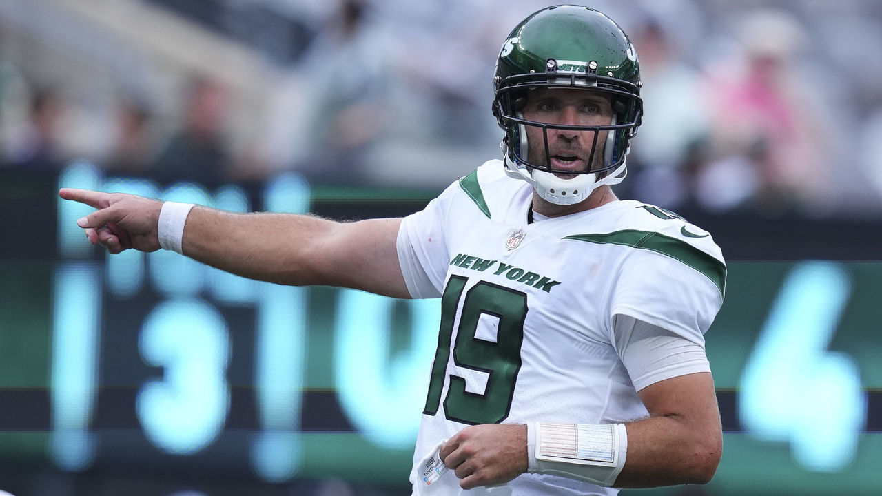 EAST RUTHERFORD, NJ - SEPTEMBER 11: Joe Flacco #19 of the New York Jets points against the Baltimore Ravens at MetLife Stadium on September 11, 2022 in East Rutherford, New Jersey.