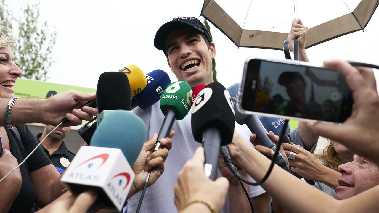 VALENCIA, SPAIN - SEPTEMBER 13: Carlos Alcaraz of Spain arrives at Valencia Airport prior to the Davis Cup by Rakuten Group B matches between Spain, Canada, Serbia and South Korea at Pabellon Fuente De San Luis on September 13, 2022 in Valencia, Spain.