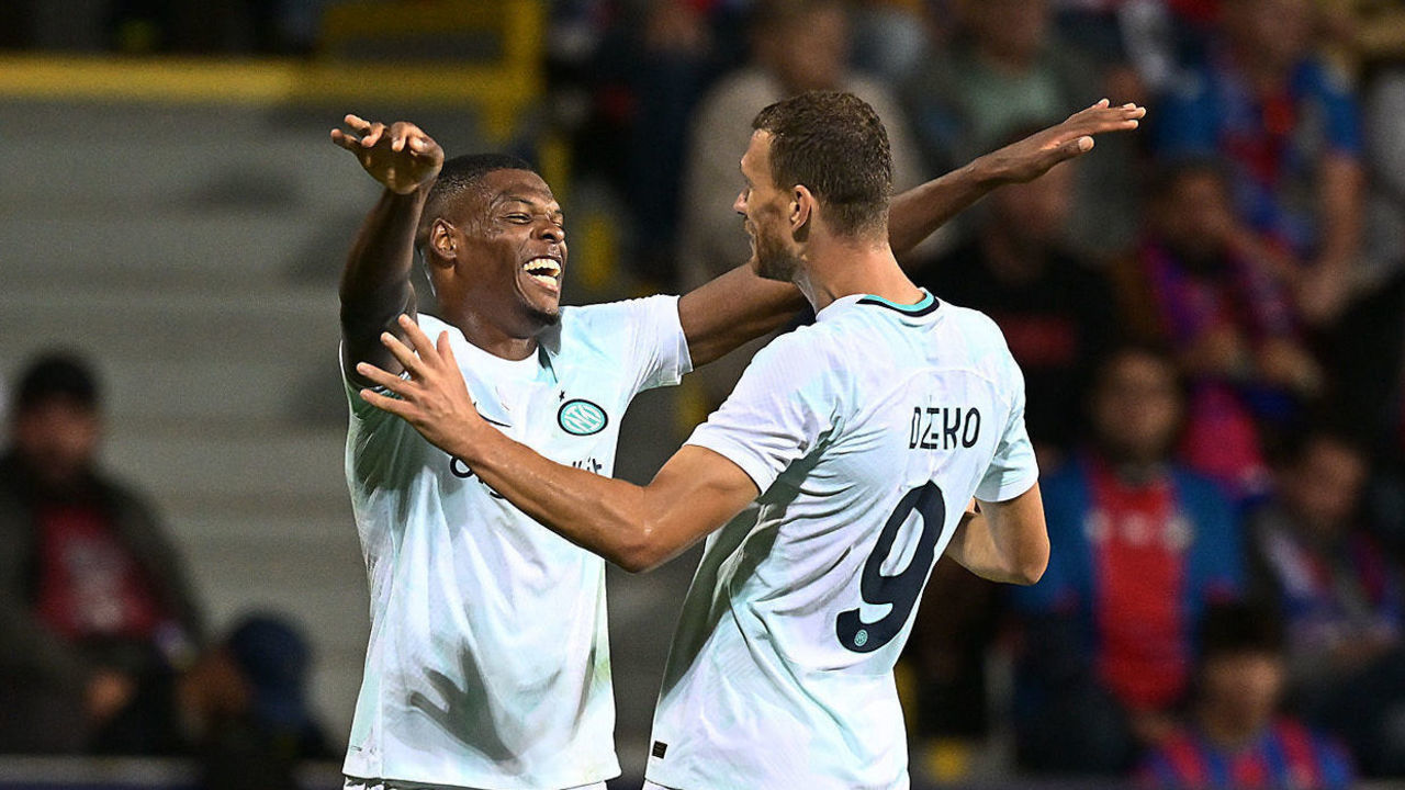 PLZEN, CZECH REPUBLIC - SEPTEMBER 13: Denzel Dumfries of FC Internazionale celebrates with Edin Dzeko after scoring the goal during the UEFA Champions League group C match between Viktoria Plzen and FC Internazionale at Doosan Arena on September 13, 2022 in Plzen, Czech Republic.
