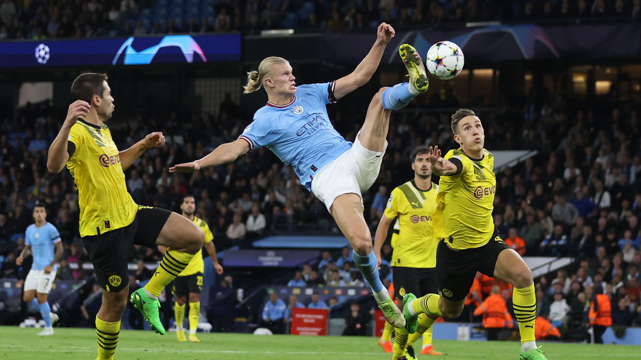 MANCHESTER, ENGLAND - SEPTEMBER 14: Erling Haaland of Manchester City scores their 2nd goal during the UEFA Champions League group G match between Manchester City and Borussia Dortmund at Etihad Stadium on September 14, 2022 in Manchester, United Kingdom.