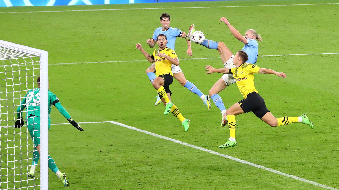 MANCHESTER, ENGLAND - SEPTEMBER 14: Erling Haaland of Manchester City scores their sides second goal UEFA Champions League group G match between Manchester City and Borussia Dortmund at Etihad Stadium on September 14, 2022 in Manchester, England.