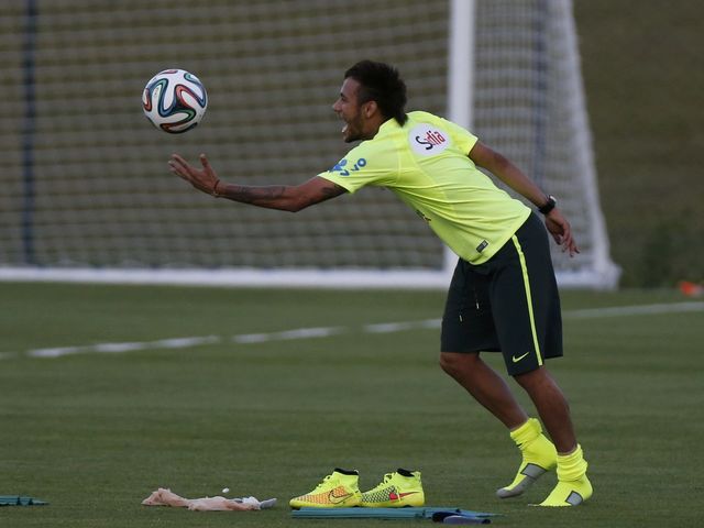 VIDEO: Neymar rolls ankle in training, reportedly able to finish session without issue