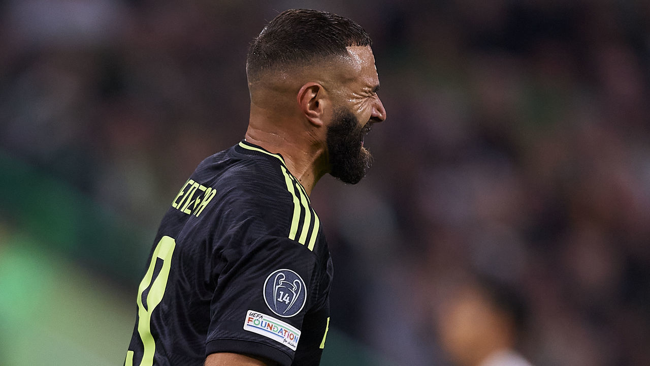 GLASGOW, SCOTLAND - SEPTEMBER 06: Karim Benzema of Real Madrid leaves the pitch following an injury during the UEFA Champions League group F match between Celtic FC and Real Madrid at Celtic Park on September 06, 2022 in Glasgow, Scotland.