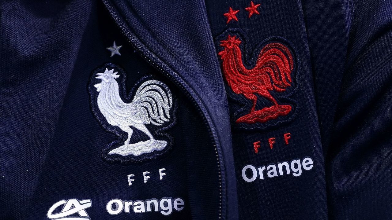 A picture taken on March 27, 2022 shows the French Football federation's cock and the name's of the sponsors on the jersey of a player during a press conference in Clairefontaine-en-Yvelines near Paris, ahead of the French national team's friendly football match against South Africa.