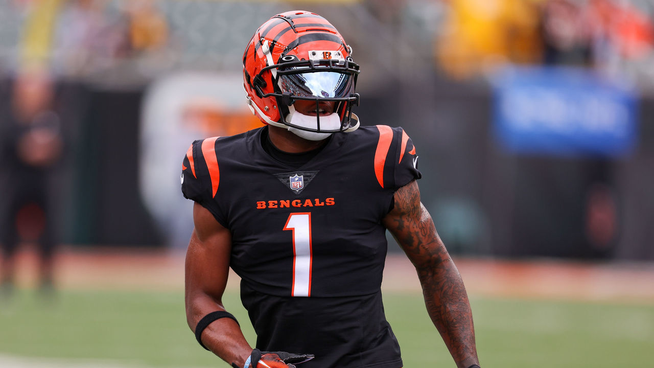 CINCINNATI, OH - SEPTEMBER 11: Cincinnati Bengals wide receiver Ja'Marr Chase (1) warms up before the game against the Pittsburgh Steelers and the Cincinnati Bengals on September 11, 2022, at Paycor Stadium in Cincinnati, OH. (Photo by Ian Johnson/Icon Sportswire via Getty Images