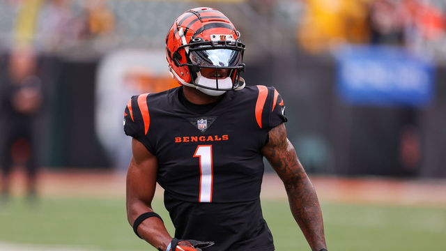 CINCINNATI, OH - SEPTEMBER 11: Cincinnati Bengals wide receiver Ja'Marr Chase (1) warms up before the game against the Pittsburgh Steelers and the Cincinnati Bengals on September 11, 2022, at Paycor Stadium in Cincinnati, OH. (Photo by Ian Johnson/Icon Sportswire via Getty Images