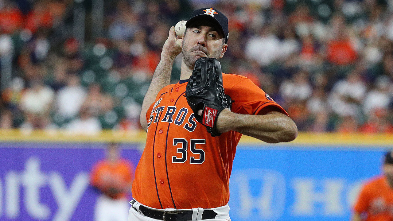 HOUSTON, TEXAS - SEPTEMBER 16: Justin Verlander #35 of the Houston Astros pitches in the first inning against the Oakland Athletics at Minute Maid Park on September 16, 2022 in Houston, Texas.