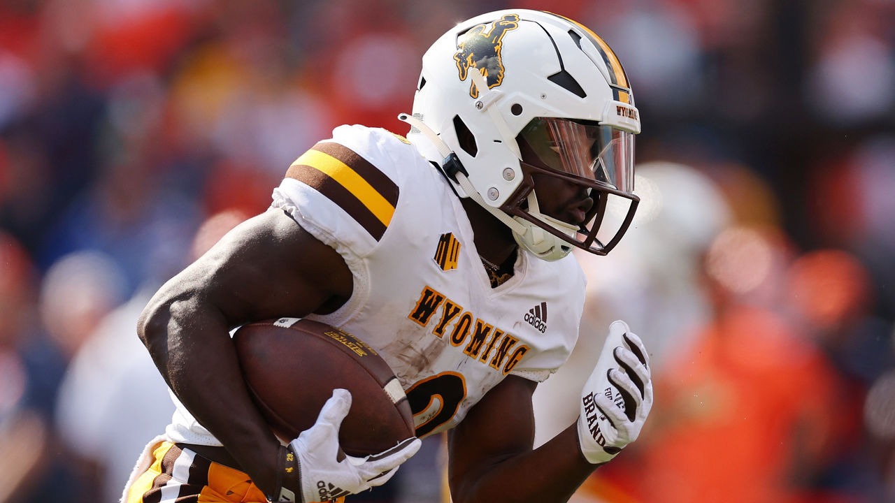 Swen's late TD run pushes Wyoming over Air Force