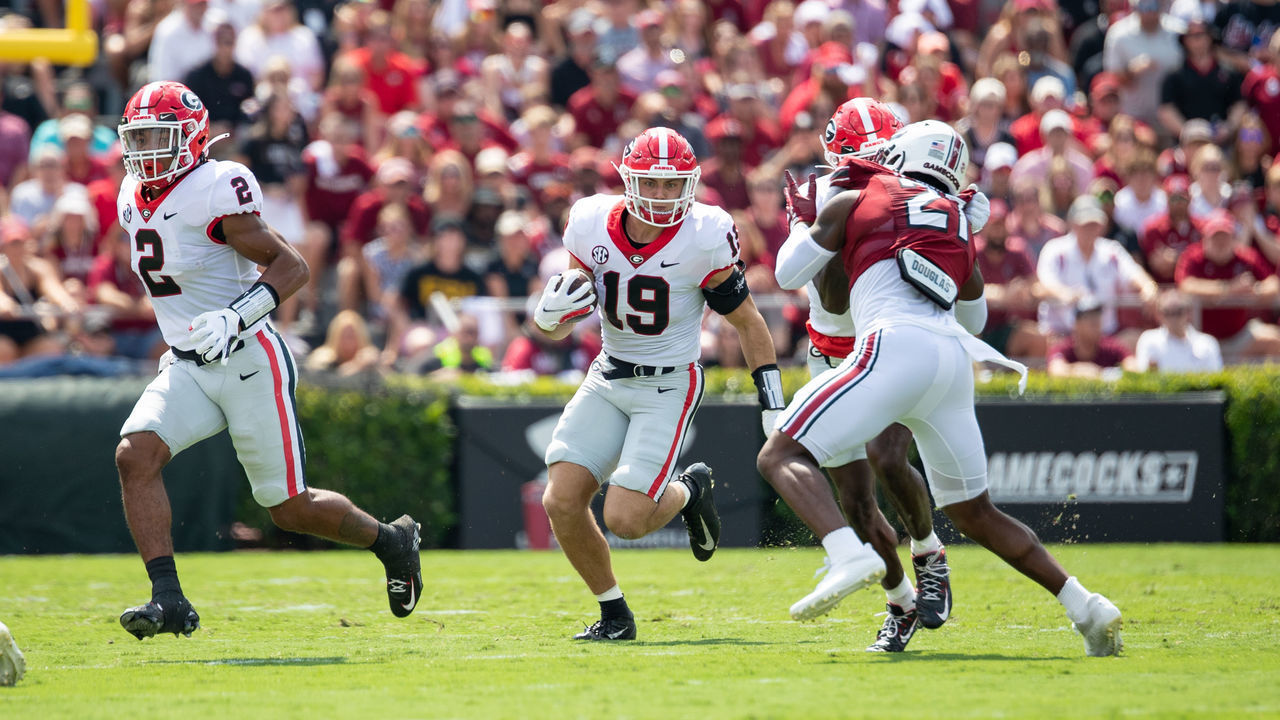 COLUMBIA, SC - SEPTEMBER 17: Georgia Bulldogs tight end Brock Bowers (19) follows his blocks on a reverse play during a football game between the Georgia Bulldogs and the South Carolina Gamecocks on September 17, 2022, at Williams-Brice Stadium in Columbia, SC.