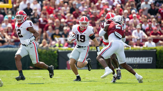 COLUMBIA, SC - SEPTEMBER 17: Georgia Bulldogs tight end Brock Bowers (19) follows his blocks on a reverse play during a football game between the Georgia Bulldogs and the South Carolina Gamecocks on September 17, 2022, at Williams-Brice Stadium in Columbia, SC.