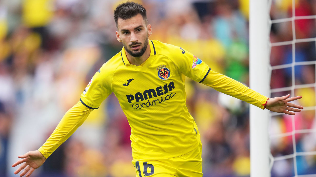 VALENCIA, SPAIN - SEPTEMBER 18: Alex Baena of Villarreal CF celebrates after scoring their team's first goal during the LaLiga Santander match between Villarreal CF and Sevilla FC at Estadio de la Ceramica on September 18, 2022 in Villarreal, Spain.