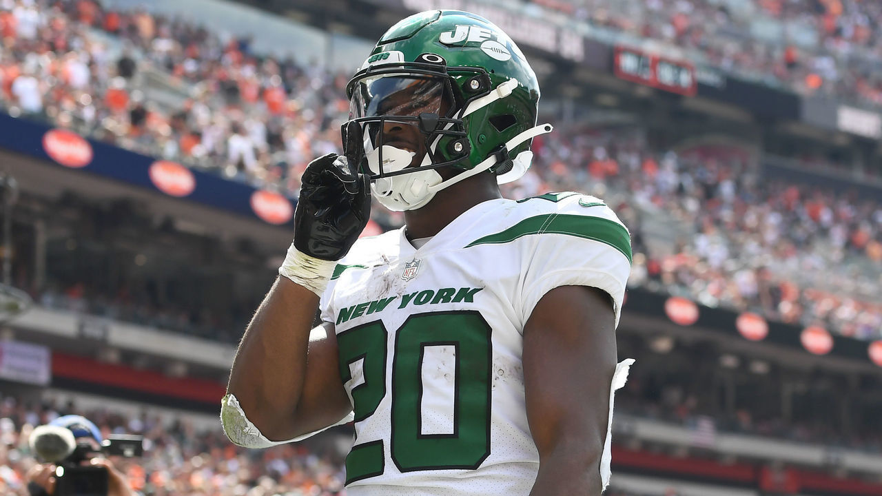 CLEVELAND, OHIO - SEPTEMBER 18: Breece Hall #20 of the New York Jets reacts after making a catch for a touchdown against the Cleveland Browns during the second quarter at FirstEnergy Stadium on September 18, 2022 in Cleveland, Ohio.