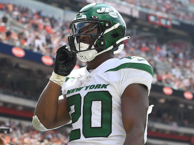 CLEVELAND, OHIO - SEPTEMBER 18: Breece Hall #20 of the New York Jets reacts after making a catch for a touchdown against the Cleveland Browns during the second quarter at FirstEnergy Stadium on September 18, 2022 in Cleveland, Ohio.