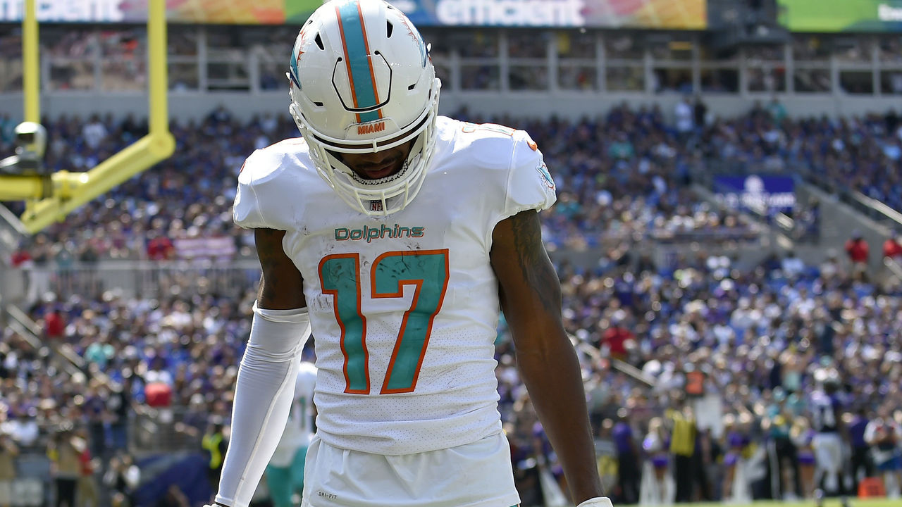 Dolphins' wide receiver Jaylen Waddle warms up during a practice