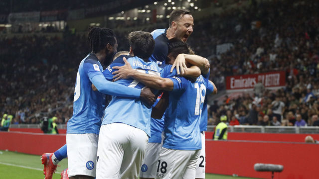 MILAN, ITALY - SEPTEMBER 18: Giovanni Simeone of SSC Napoli celebrates after scoring his team's second goal with team mates during the Serie A match between AC MIlan and SSC Napoli at Stadio Giuseppe Meazza on September 18, 2022 in Milan, Italy.