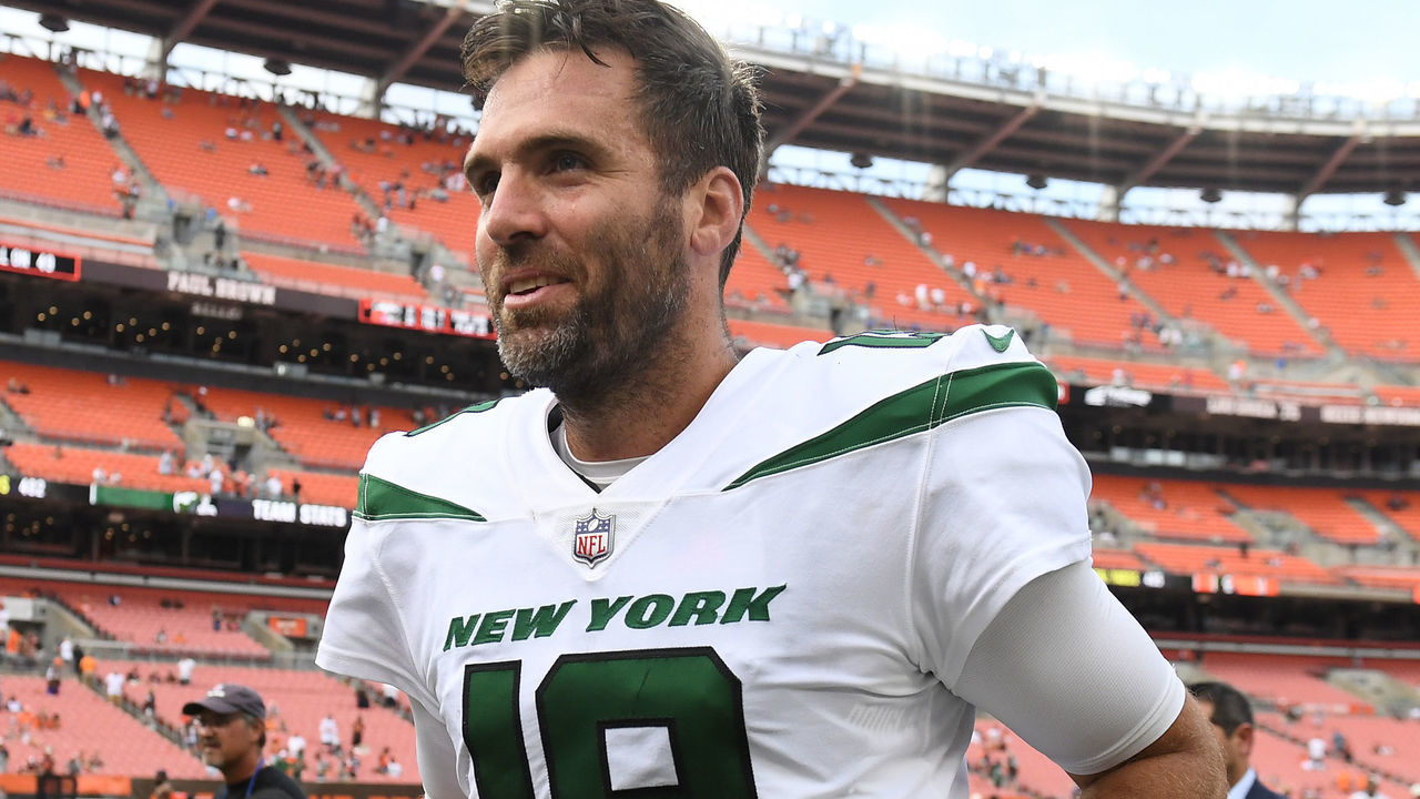 CLEVELAND, OHIO - SEPTEMBER 18: Joe Flacco #19 of the New York Jets reacts as he runs off the field after their 31-30 win against the Cleveland Browns at FirstEnergy Stadium on September 18, 2022 in Cleveland, Ohio.