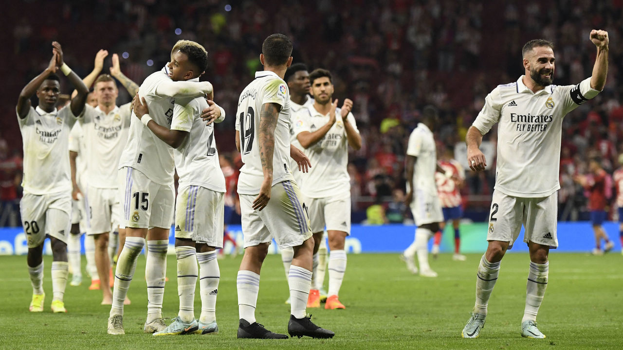 Real Madrid players celebrate victory at the end of the Spanish League football match between Club Atletico de Madrid and Real Madrid CF at the Wanda Metropolitano stadium in Madrid on September 18, 2022. - Real Madrid won 2-1.